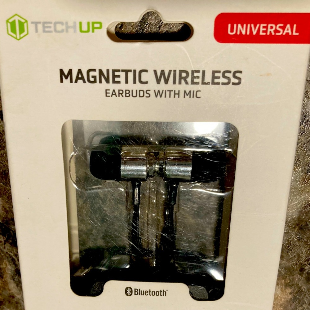 NIB Tech Up Universal Wireless Earbuds